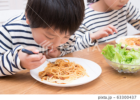 パスタを食べる子供 63300437