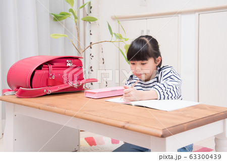 宿題をする小学生の女の子 宿題をする小学生の女の子 63300439