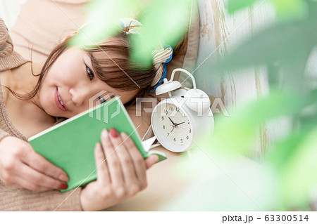 ルームウェアの女性 63300514