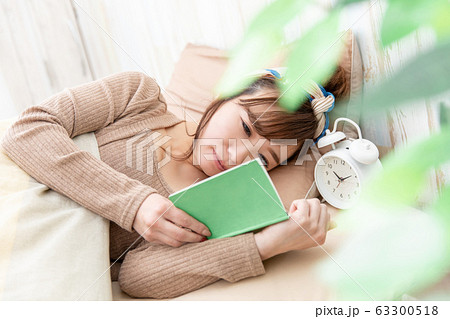 ルームウェアの女性 ルームウェアの女性 63300518