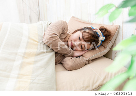 ルームウェアの女性 63301313