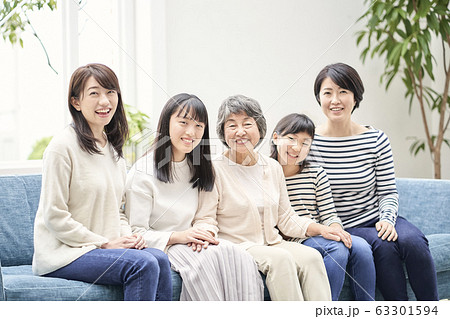 女性　三世帯　家族 63301594