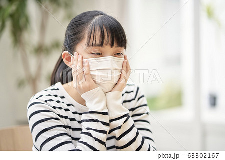 マスクをする女の子　自宅 63302167