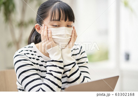 マスクをする女の子　自宅学習 63302168