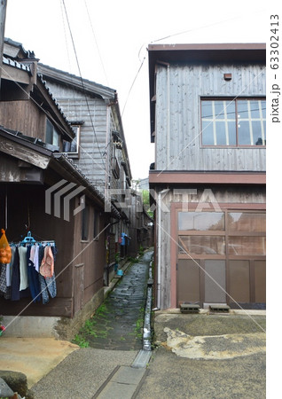 民家の路地裏･石畳（佐渡島・新潟県佐渡市宿根木／新潟県佐渡市） 63302413