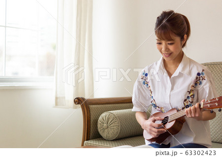 ウクレレの練習 63302423