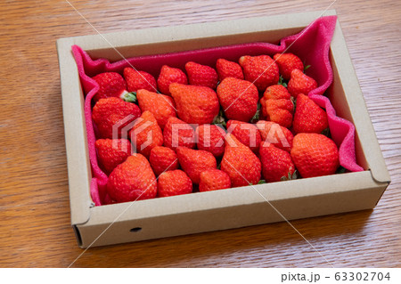 オーガニックのいちご 、箱入りイチゴ、 苺、 63302704