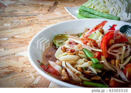 Papaya salad or Papaya Pok Pok (Som tum) Papaya salad or Papaya Pok Pok (Som tum) 63303310