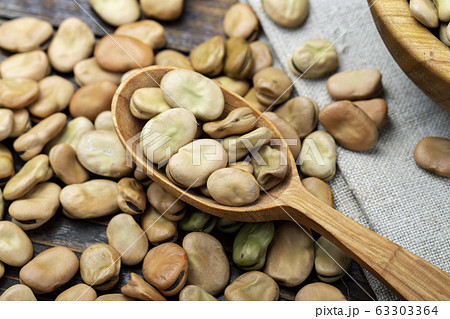 dry broad beans sprinkled 63303364