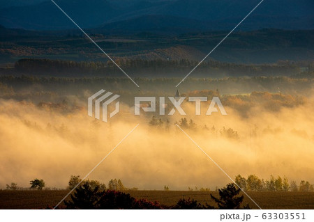 朝霧が美瑛の町を包む 朝霧が美瑛の町を包む 63303551