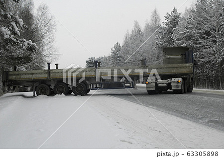 Long truck drifton the winter road Long truck drifton the winter road 63305898