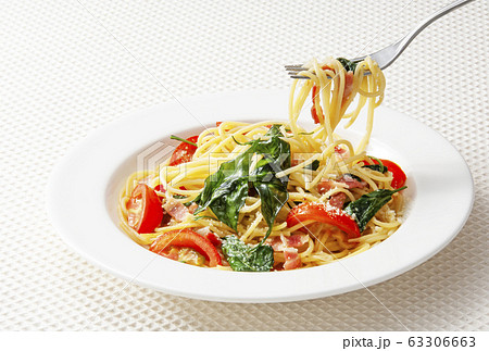 トマトとバジルのパスタ イタリア料理 麺類 イメージ素材 トマトとバジルのパスタ イタリア料理 麺類 イメージ素材 63306663