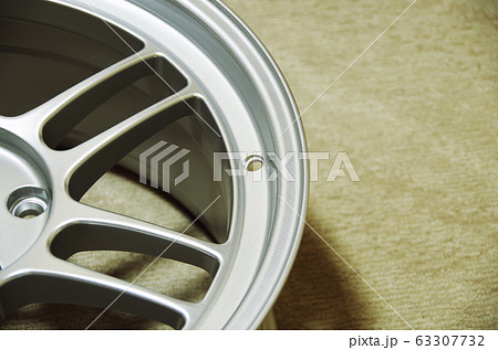 自動車用アルミホイールのリムに設けられているバルブ取付用の穴 自動車用アルミホイールのリムに設けられているバルブ取付用の穴 63307732