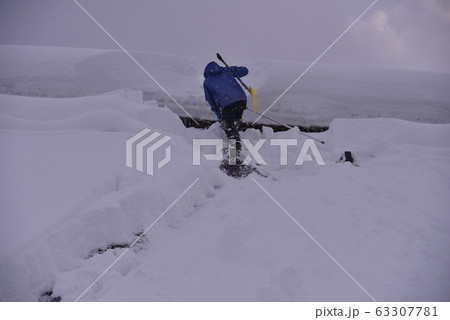 岐阜県白川郷の雪下ろし 岐阜県白川郷の雪下ろし 63307781