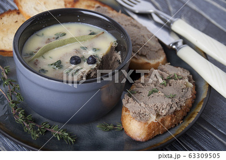 Chicken liver paste with thyme 63309505