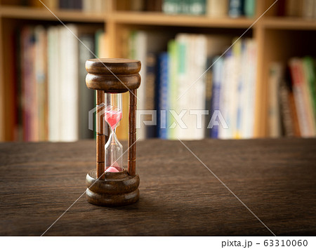 砂時計　本棚　本 63310060