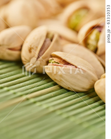 fresh pistachios close-up 63310353