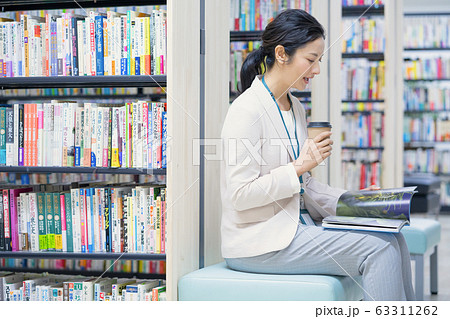 図書館で写真集を見るミドルエイジの女性 63311262