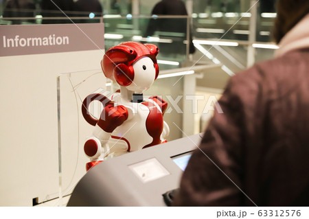 高輪ゲートウェイ駅に設置されたコミュニケーションロボット「EMIEW3（エミュースリー）」 63312576