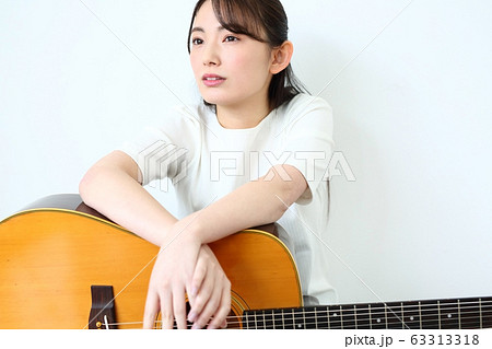 アコースティックギターと女性イメージ 63313318
