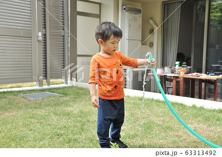 水遊びする男の子 63313492