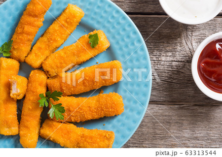 Fried fish sticks ( fingers ) or chicken nugget 63313544