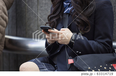 スマホを操作する女子高生の手元 63314719