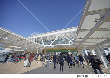 日本の東京都市景観　14日に開業したJR山手線の新駅「高輪ゲートウェイ駅」などを望む＝3月15日 63315037