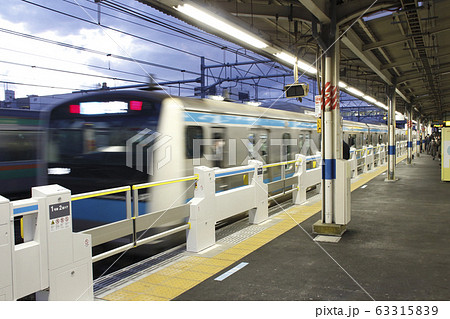 京浜東北線蕨駅のスマートホームドアの写真素材