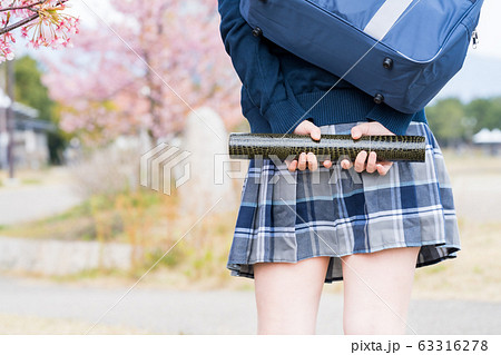 卒業証書を持つ女子高生の後ろ姿 卒業証書を持つ女子高生の後ろ姿 63316278
