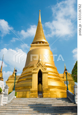 View of gold stupa near Temple of Emerald Buddha 63318782