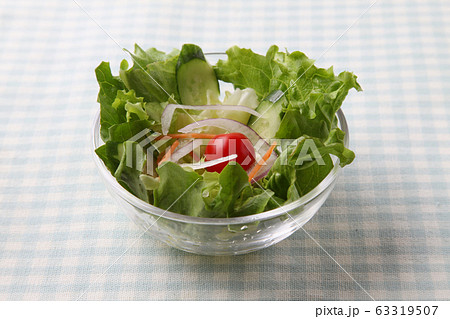 レタスとミニトマトのグリーン サラダ テーブルクロス 63319507