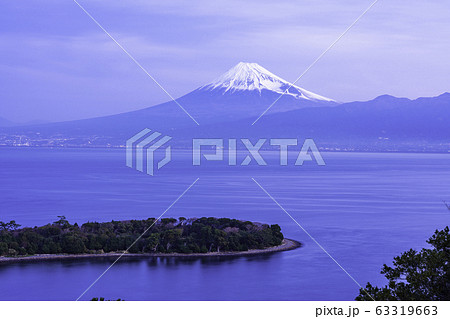（静岡県）大瀬崎（おせざき）から海越しの富士山 63319663