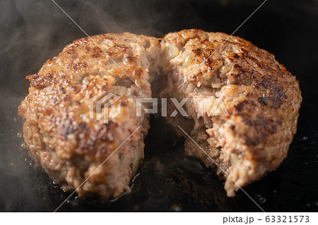 ハンバーグをフライパンで焼く ハンバーグをフライパンで焼く 63321573