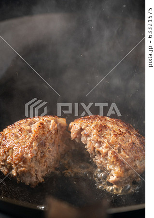 ハンバーグをフライパンで焼く ハンバーグをフライパンで焼く 63321575
