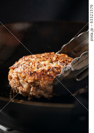 ハンバーグをフライパンで焼く ハンバーグをフライパンで焼く 63321576