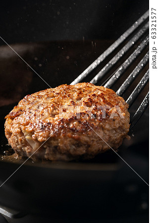 ハンバーグをフライパンで焼く 63321577