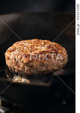 ハンバーグをフライパンで焼く 63321580