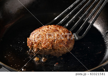 ハンバーグをフライパンで焼く ハンバーグをフライパンで焼く 63321581