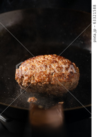 ハンバーグをフライパンで焼く ハンバーグをフライパンで焼く 63321588