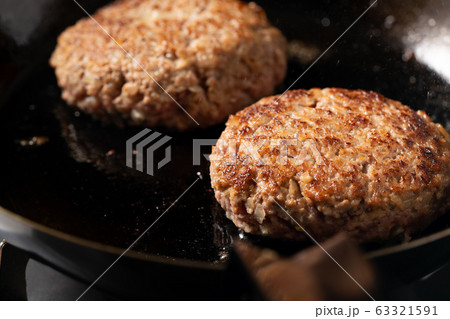 ハンバーグをフライパンで焼く ハンバーグをフライパンで焼く 63321591