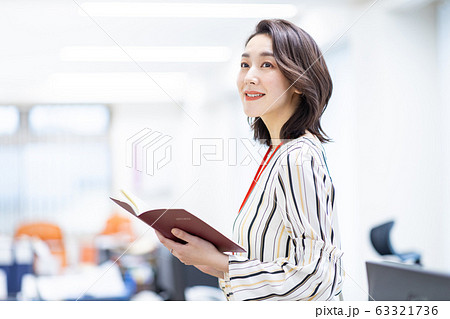 女性 ミドル ビジネス 女性 ミドル ビジネス 63321736