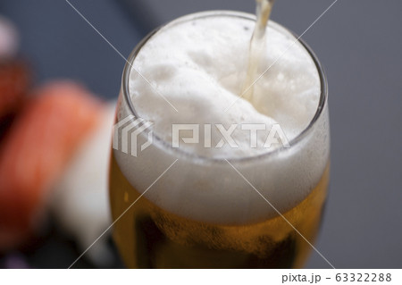 ビール　注ぐ　寿司屋　グラスビール　寿司 63322288
