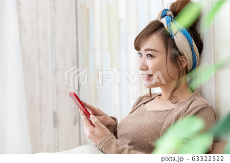 ルームウェアの女性 63322322