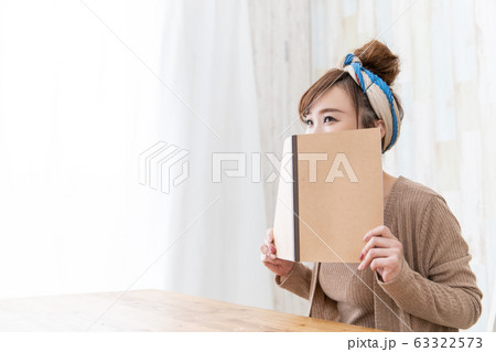 ルームウェアの女性 63322573