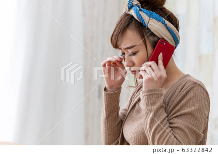 ルームウェアの女性 63322842