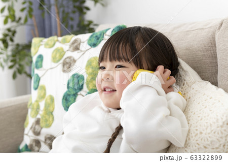 キッズ携帯で通話する女の子の写真素材