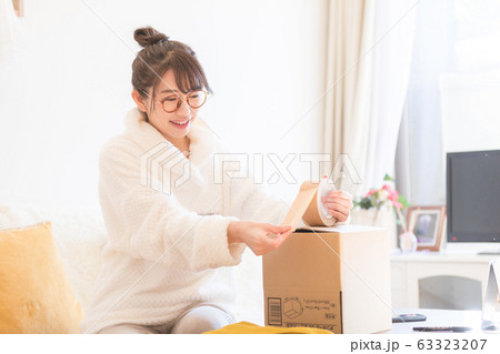 若い女性 若い女性 63323207