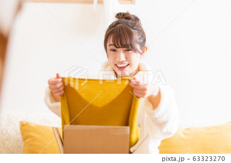 若い女性 若い女性 63323270