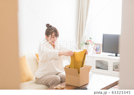 若い女性 63323345